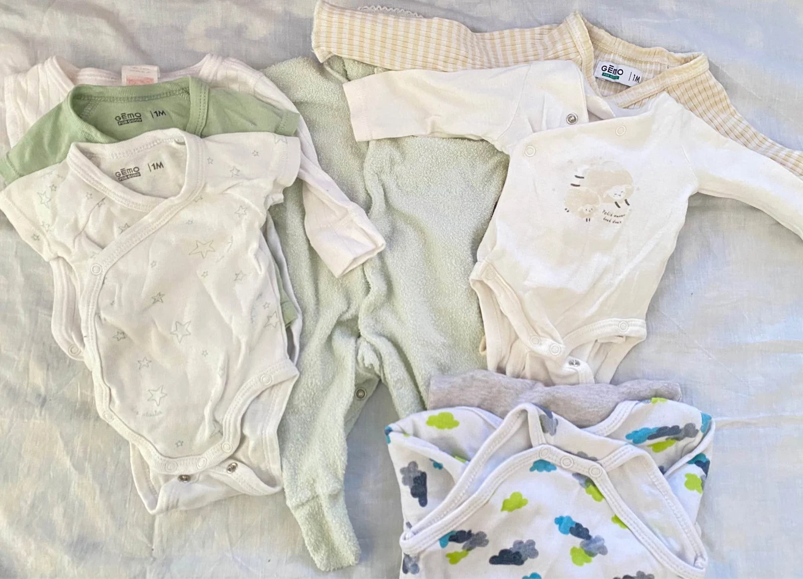 Bodies et vêtements de bébé aux couleurs douces