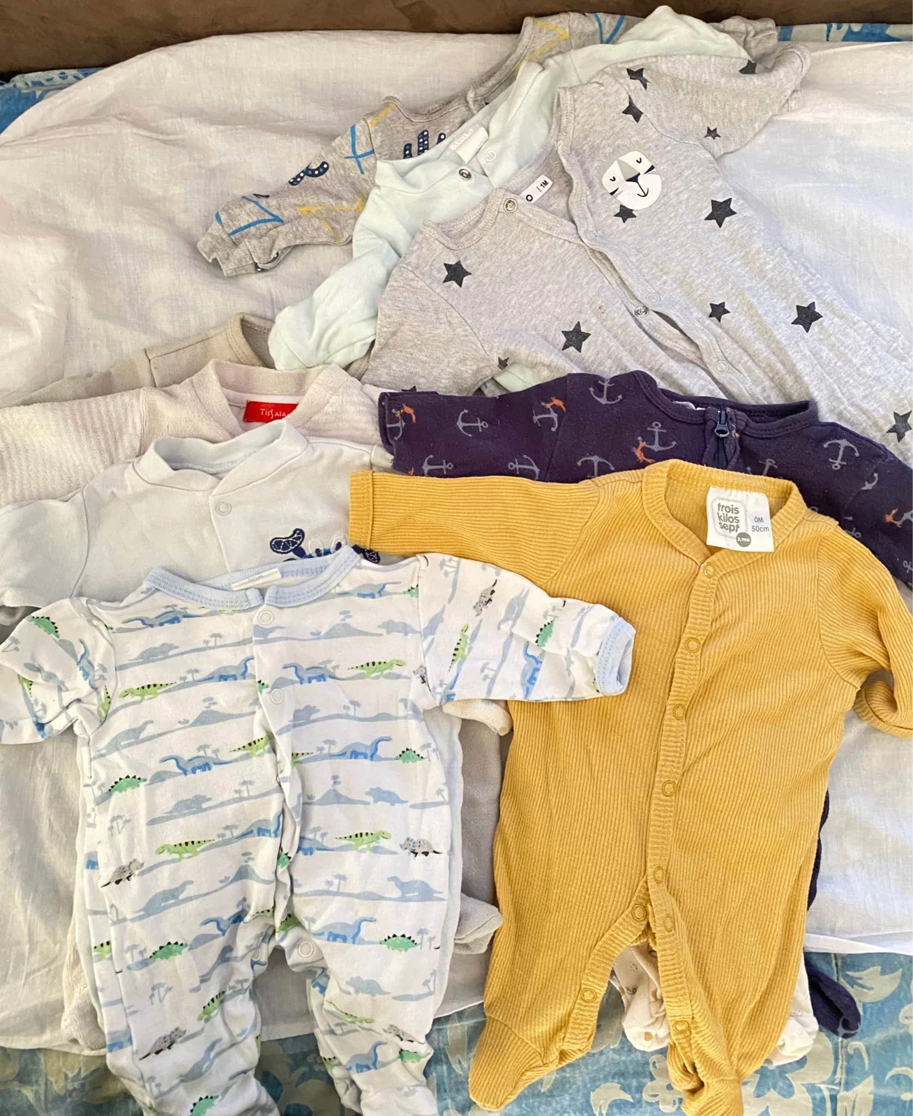Petit trousseau de grenouillères, dont un modèle jaune moutarde